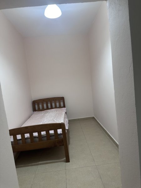 Tirane, jepet me qera apartament 1+1 Kati 0, 51 m² 200 € (Rruga Lord Bajron Laprake , rrugica perball Gjykates administrative)