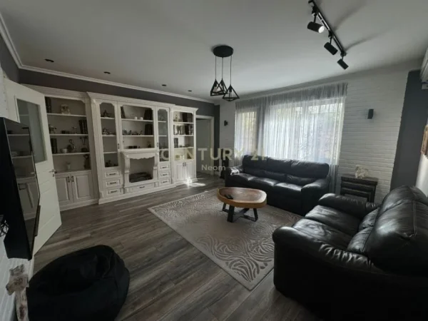 Tirane, jepet me qera apartament 1+1 Kati 1, 550 € (rruga peti)