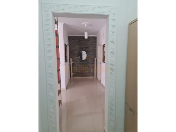 Tirane, jepet me qera apartament 2+1+Ballkon Kati 2, 127 m² 800 € (Kopshti Botanik)