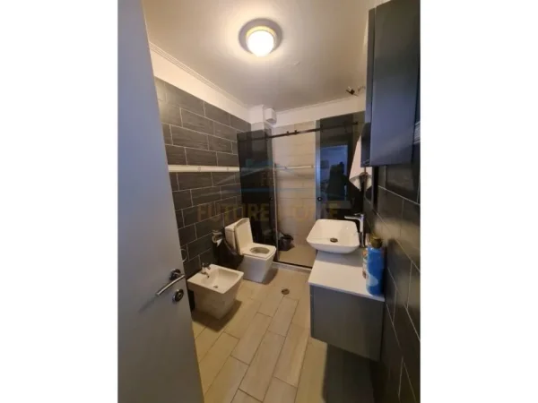 Tirane, jepet me qera apartament 2+1+Ballkon Kati 2, 127 m² 800 € (Kopshti Botanik)