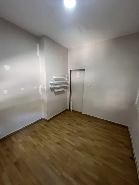 Tirane, jepet me qera ambjent biznesi Kati 0, 10 m² 200 € (Rruga e Dibres)