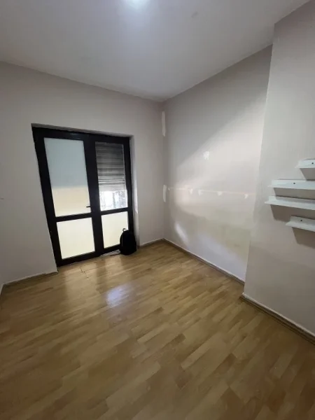 Tirane, jepet me qera ambjent biznesi Kati 0, 10 m² 200 € (Rruga e Dibres)