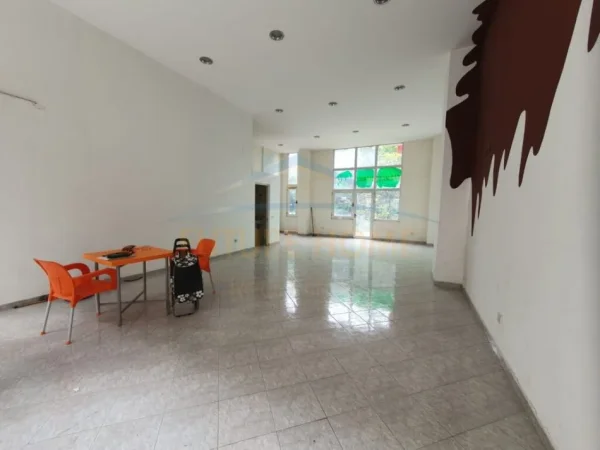 Tirane, jepet me qera ambjent biznesi Kati 0, 86 m² 550 € (Fresk)