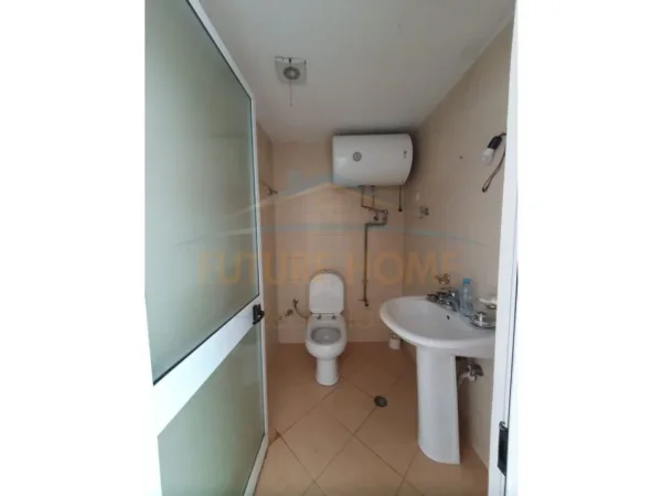 Tirane, jepet me qera ambjent biznesi Kati 0, 86 m² 550 € (Fresk)