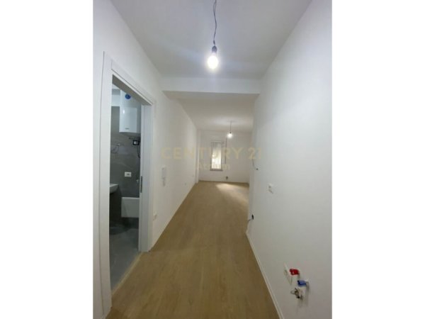 Tirane, jepet me qera apartament 1+1 , 52 m² 500 € (qytet studenti)