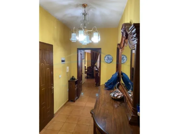 Tirane, jepet me qera 2+1 Kati 5, 102 m² 550 € (Mine Peza)