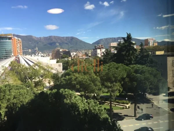 Tirane, shitet zyre , 175 m²  € (Kullat Binjake)