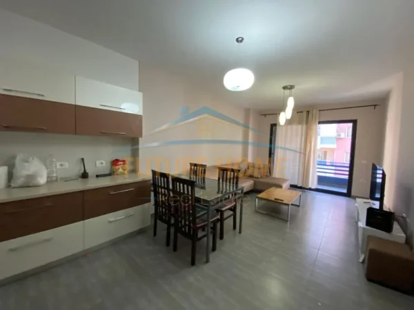 Tirane, jepet me qera 2+1 Kati 3, 117 m² 450 € (Yzberisht)