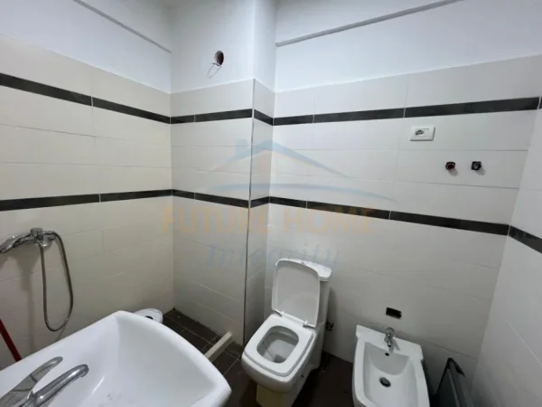 Tirane, jepet me qera apartament 2+1 Kati 3, 89 m² 450 € (Kopshti Botanik)