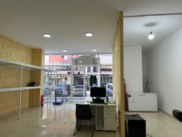 Tirane, jepet me qera ambjent biznesi Kati 0, 70 m² 430 € (Astir)