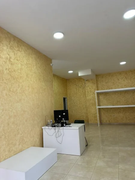 Tirane, jepet me qera ambjent biznesi Kati 0, 70 m² 430 € (Astir)
