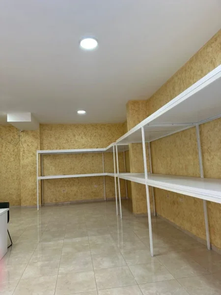 Tirane, jepet me qera ambjent biznesi Kati 0, 70 m² 430 € (Astir)