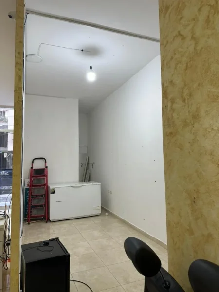 Tirane, jepet me qera ambjent biznesi Kati 0, 70 m² 430 € (Astir)