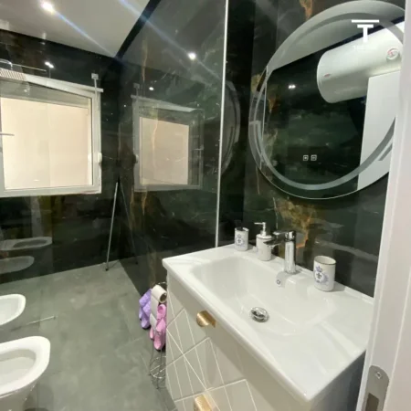 Tirane, jepet me qera apartament 2+1 Kati 1, 75 m² 900 € (rruga e bogdaneve, Tirane)