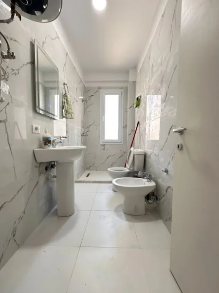Tirane, jepet me qera apartament 2+1+Ballkon Kati 3, 86 m² 600 € (Fusha e Aviacionit)