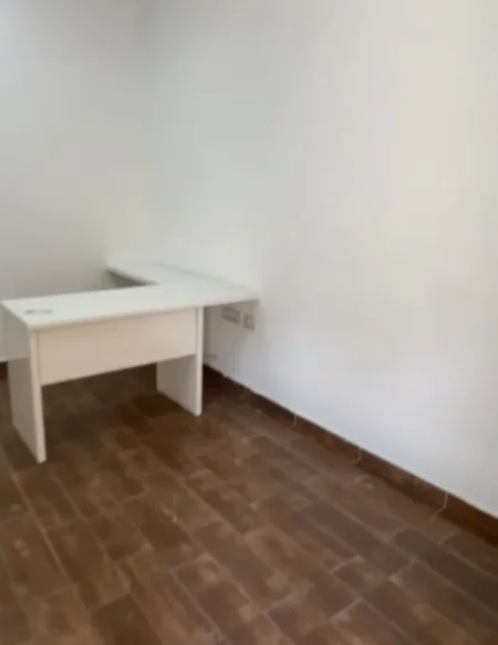 Tirane, jepet me qera dyqan Kati 0, 33 m² 330 € 