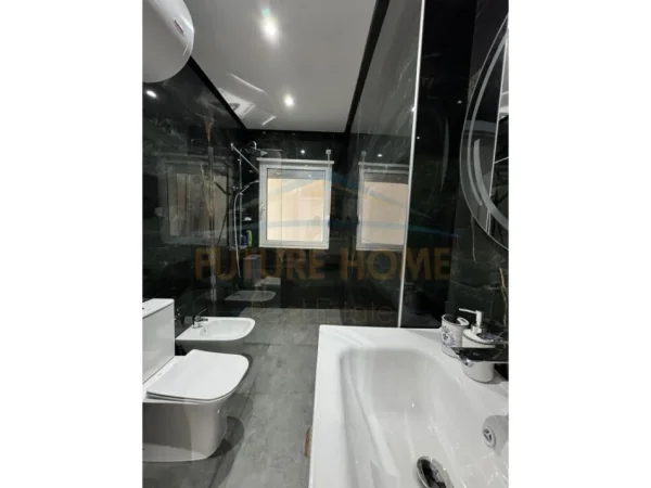 Tirane, jepet me qera apartament 2+1+Ballkon Kati 2, 70 m² 900 € (Rruga e Bogdaneve)