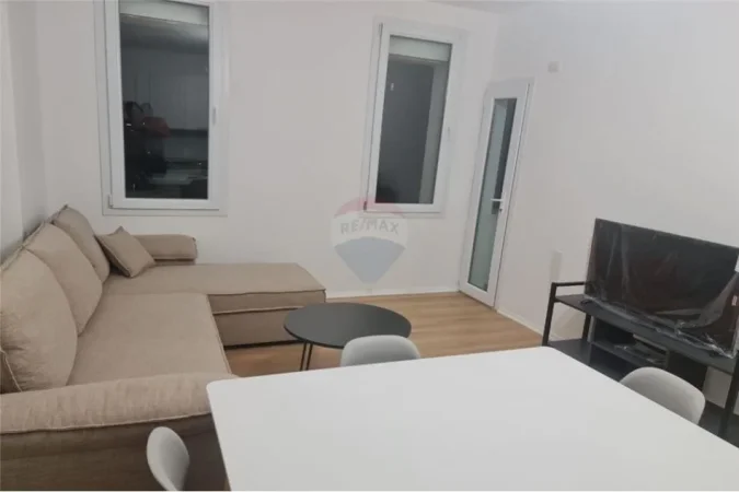 Tirane, jepet me qera apartament 1+1 Kati 6, 55 m² 550 € (Rr. "Beniamin Kruta", Ish Fusha e Aviacionit)