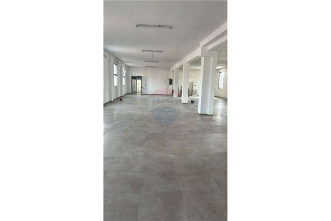 Tirane, jepet me qera ambjent biznesi Kati 0, 140 m² 800 € (Rruga &quot;Dhimo Dhima&quot;)