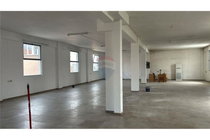 Tirane, jepet me qera ambjent biznesi Kati 0, 140 m² 800 € (Rruga &quot;Dhimo Dhima&quot;)