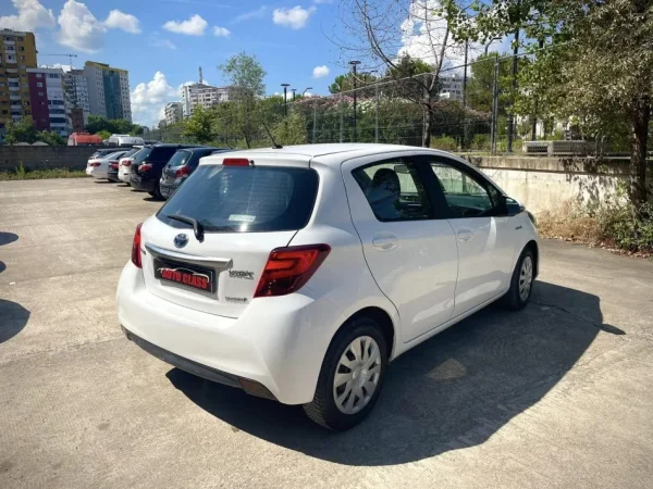 Tirane, shes makine elektrike TOYOTA YARIS HIBRID Hidrogjen, e bardhë automatik Klima 1 €