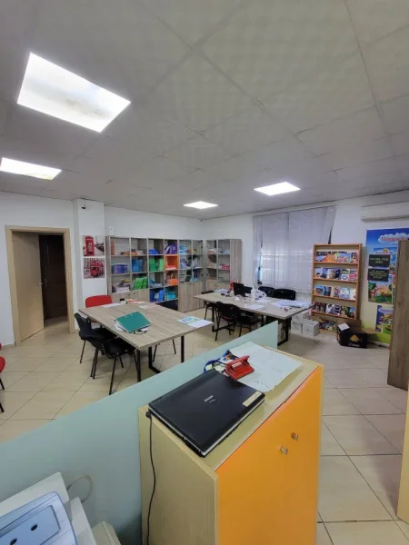 Tirane, jepet me qera ambjent biznesi Kati 1, 126 m² 1.200 € (BLLOKU)