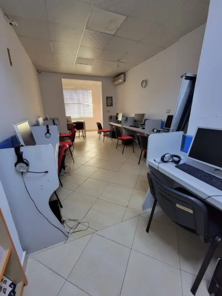 Tirane, jepet me qera ambjent biznesi Kati 1, 126 m² 1.200 € (BLLOKU)