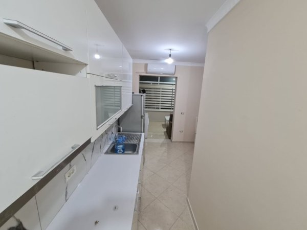 Tirane, jepet me qera apartament 2+1 Kati 3, 100 m² 400 € (Kinostudio)