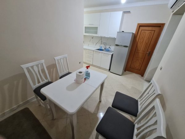 Tirane, jepet me qera apartament 2+1 Kati 3, 100 m² 400 € (Kinostudio)