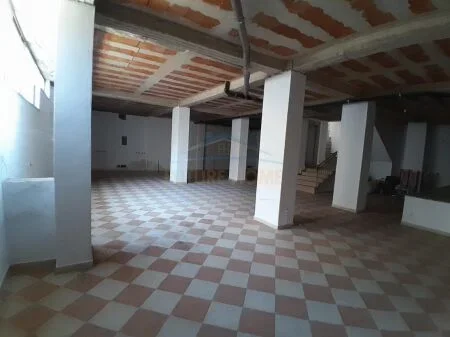 Shitje, Ambient Biznesi, rruga Muhamet Gjollesha, 21 Dhjetori, Tiranë. AREA42536