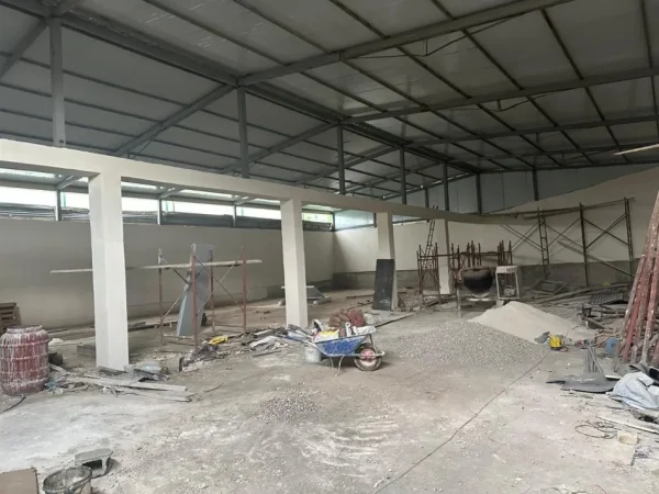 Tirane, jepet me qera magazine Kati 0, 460 m² 1.700 € (Yrshek)