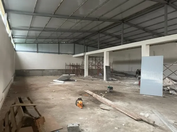 Tirane, jepet me qera magazine Kati 0, 460 m² 1.700 € (Yrshek)