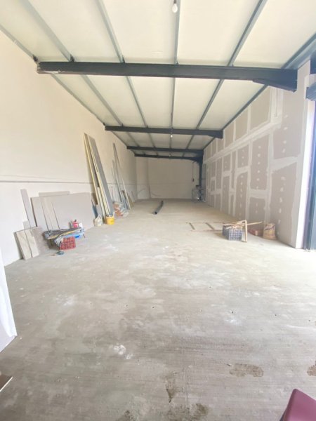 Tirane, jepet me qera magazine Kati 0, 130 m² 800 € (Sauk)