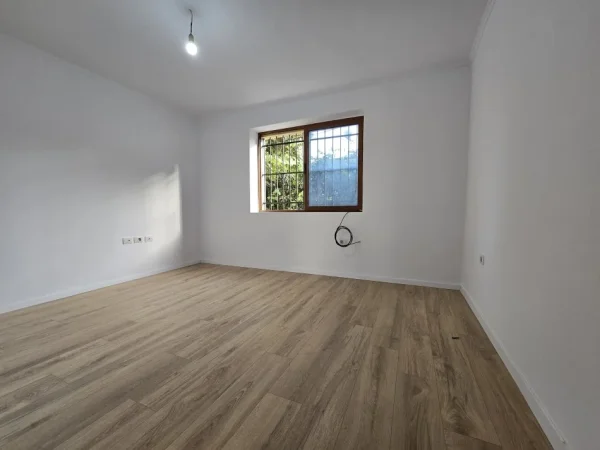 Tirane, shes apartament 2+1+Ballkon Kati 1, 81 m² 138.000 € (Ali Demi)
