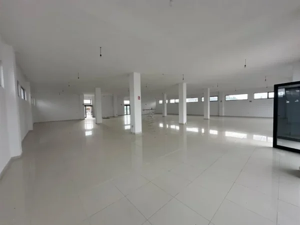 Tirane, jepet me qera magazine Kati 0, 1.500 m² 2.500 € (Afer Megatekut)