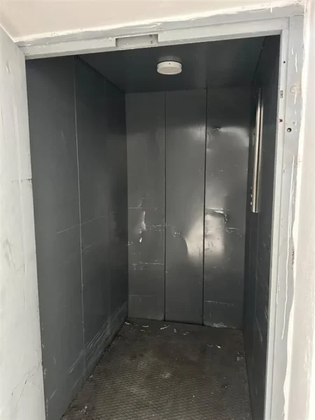 Tirane, jepet me qera magazine Kati 0, 1.500 m² 2.500 € (Afer Megatekut)