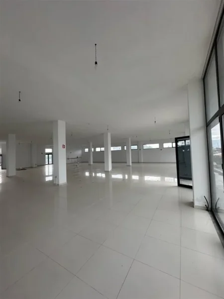 Tirane, jepet me qera magazine Kati 0, 1.500 m² 2.500 € (Afer Megatekut)