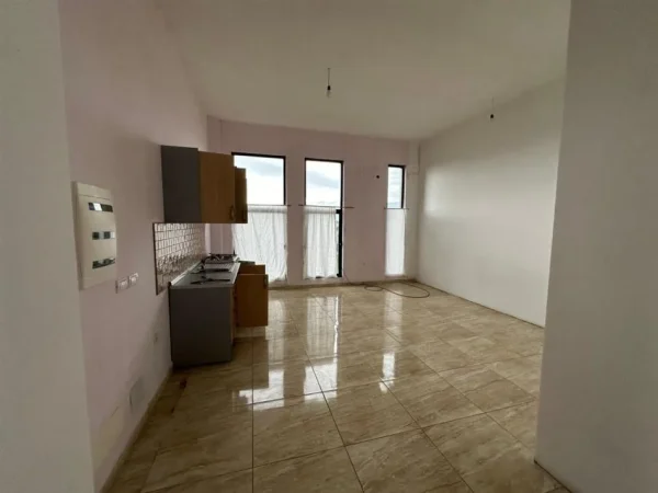 Tirane, jepet me qera magazine Kati 0, 1.500 m² 2.500 € (Afer Megatekut)