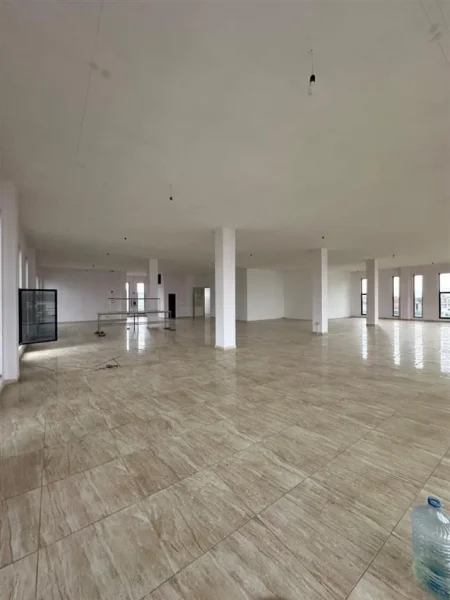 Tirane, jepet me qera magazine Kati 0, 1.500 m² 2.500 € (Afer Megatekut)