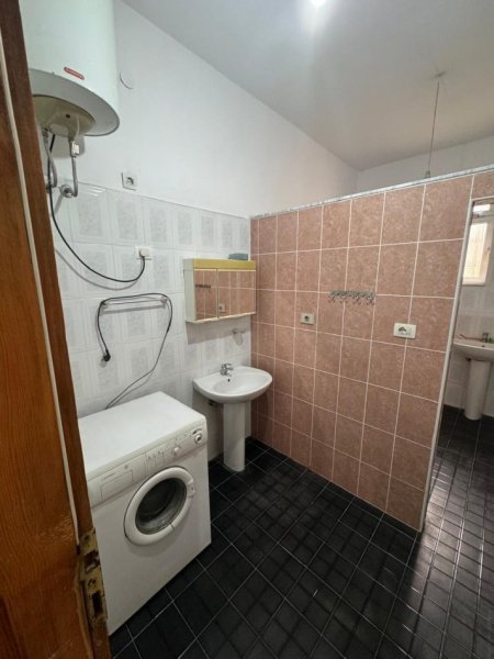 Tirane, jepet me qera apartament 1+1 Kati 2, 60 m² 330 € (Brryli)