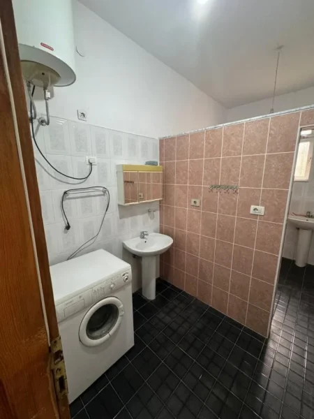 Tirane, jepet me qera apartament 1+1 Kati 2, 60 m² 330 € (Brryli)