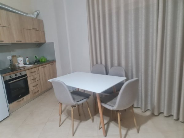 Qerret, jepet me qera apartament 2+1+Ballkon Kati 4, 80 m², 5000 leke/nata (Qerret, pas hotel Brilliant)