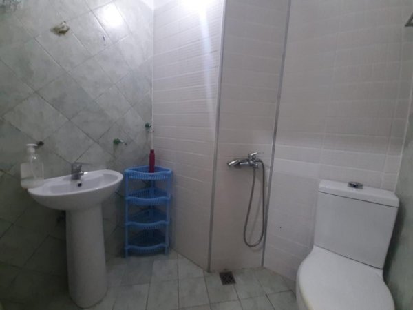 Tirane, jepet me qera apartament 1+1 Kati 2, 70 m² 400 € (5 MAJ)
