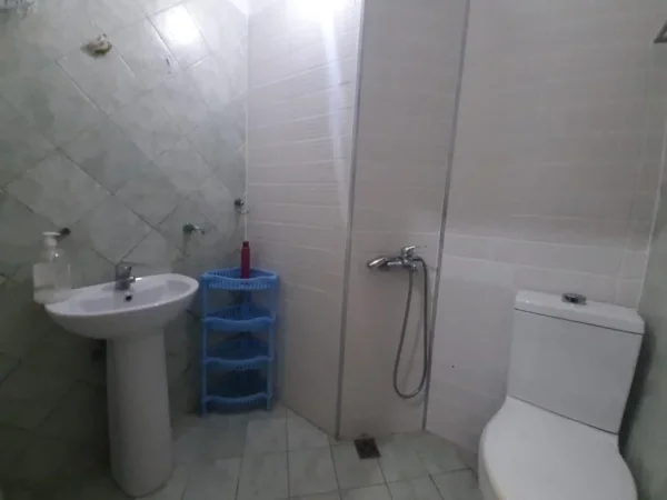 Tirane, jepet me qera apartament 1+1 Kati 2, 70 m² 400 € (5 MAJ)
