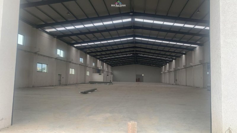Tirane, jepet me qera magazine Kati 8, 2.330 m² 7.000 € (kamez)