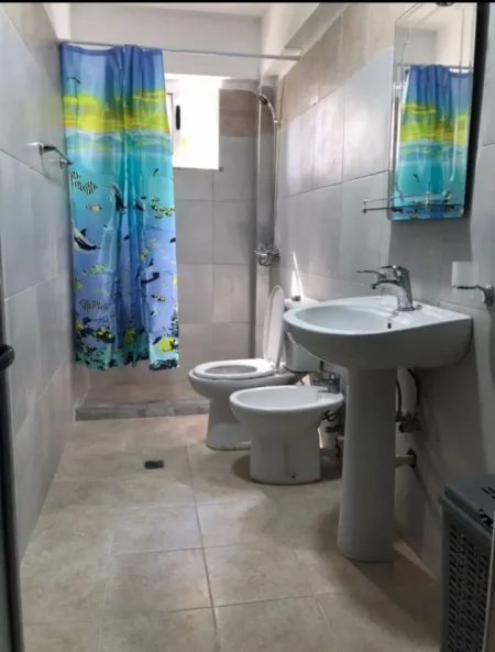 Tirane, jepet me qera apartament 2+1 Kati 1, 60 m² 380 € (Laprake)