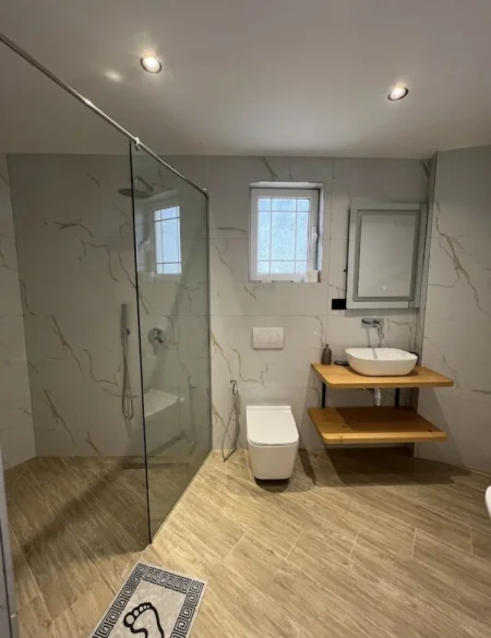 Ksamil ,Rruga e Butrintit Mundesi Ideale investimi Hotel ne shitje 3 katesh  i sapo restauruar me kushte bashkohore