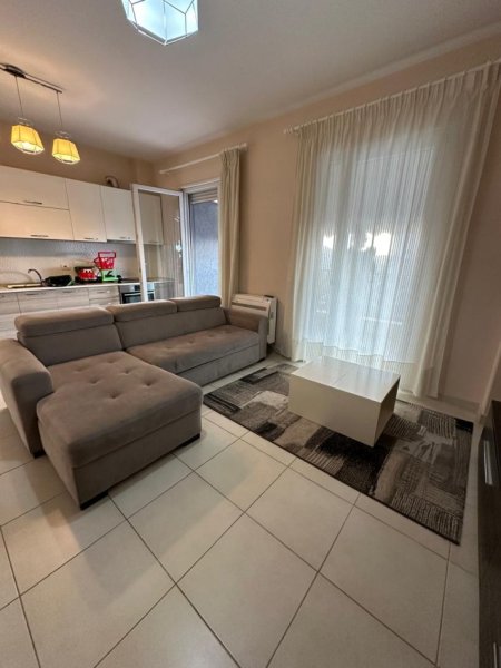 Tirane, jepet me qera apartament 1+1 Kati 7, 600 € (Rruga Muharem Butka)