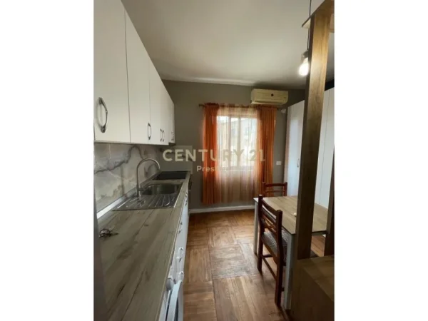 Tirane, jepet me qera garsonier 1+1 Kati 3, 22 m² 300 € (Xhamlliku)