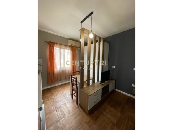 Tirane, jepet me qera garsonier 1+1 Kati 3, 22 m² 300 € (Xhamlliku)